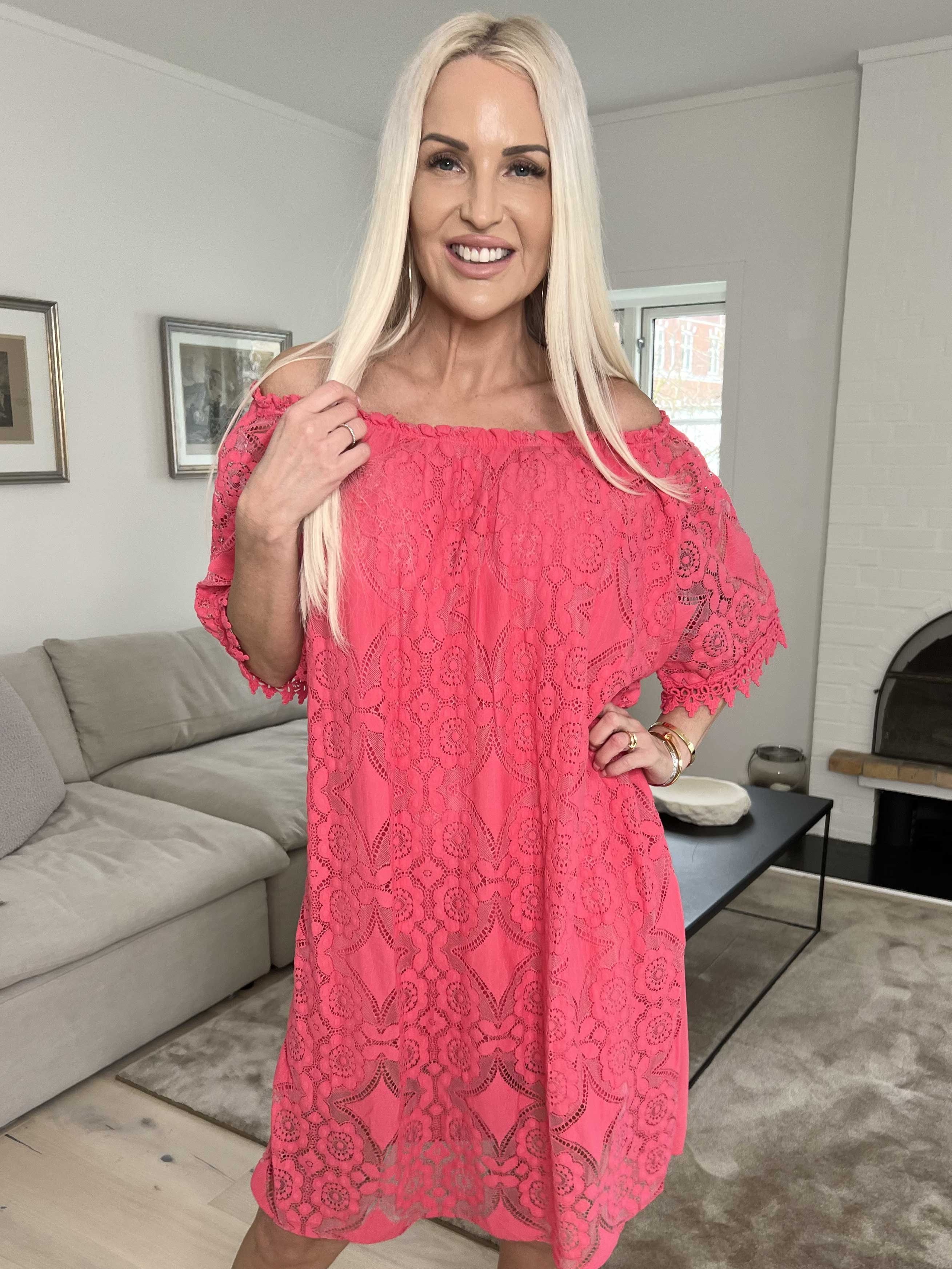 Thea - Söt spetsklänning med elastisk halsringning